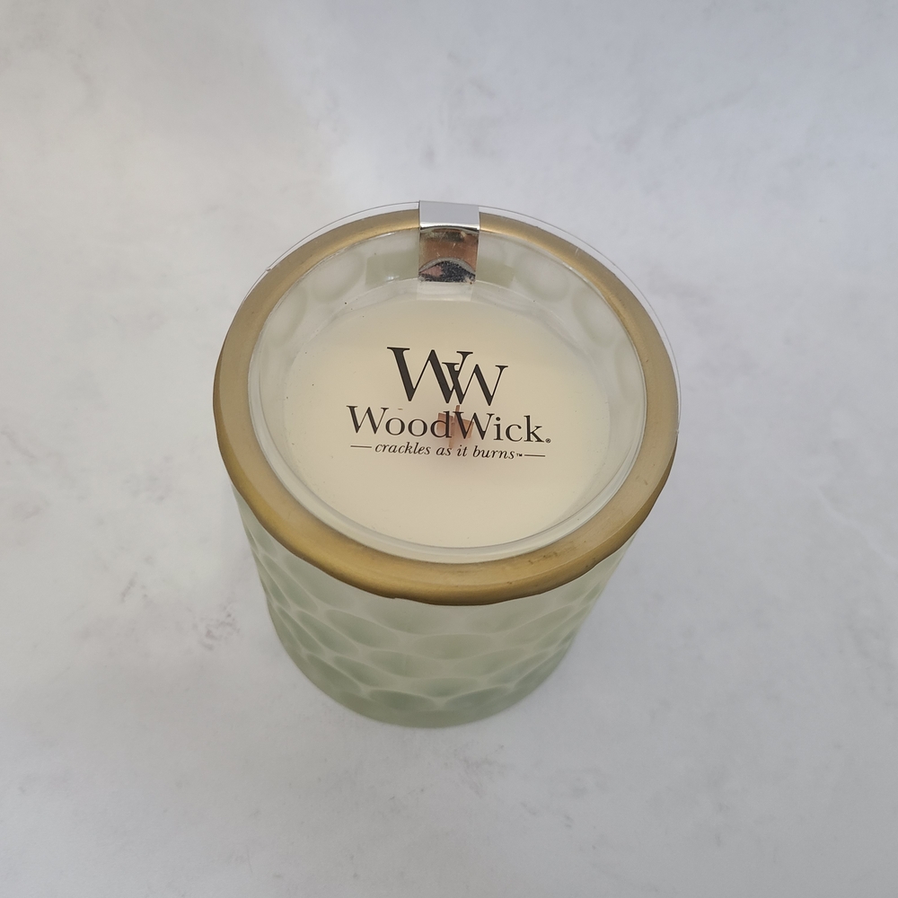 Woodwick Crackling Candle In "White Tea Jasmine" Scent